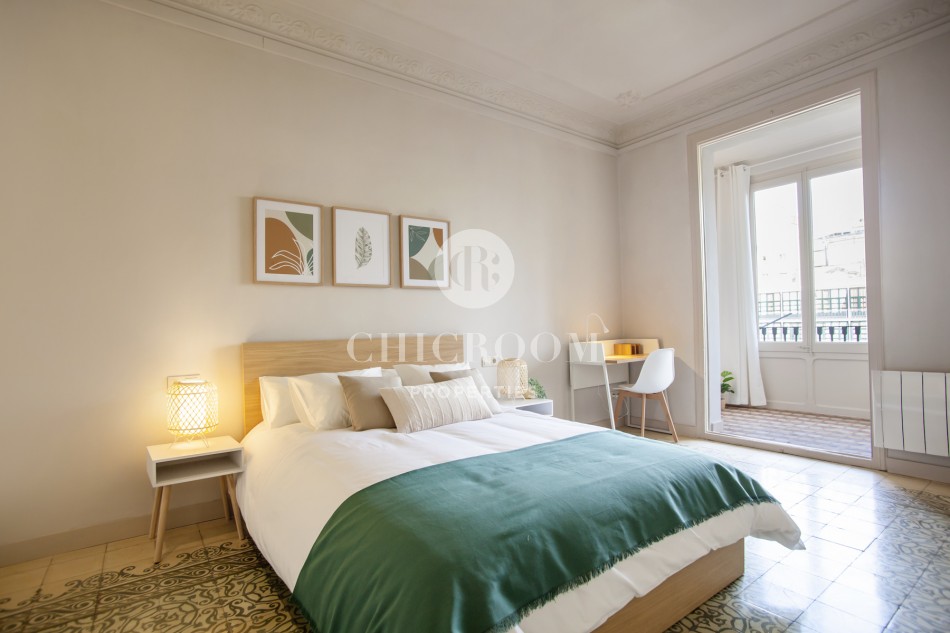 piso recien renovado de cinco habitaciones en alquiler en Pau Claris, Barcelona