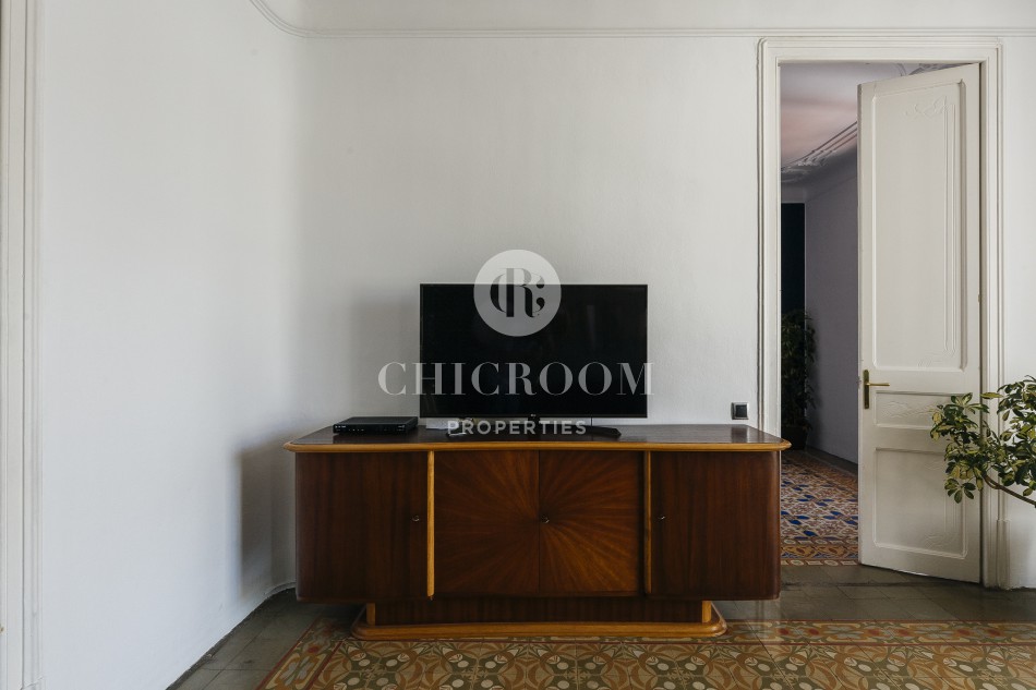 Modernist 3-bedroom flat for rent in Barcelona centre